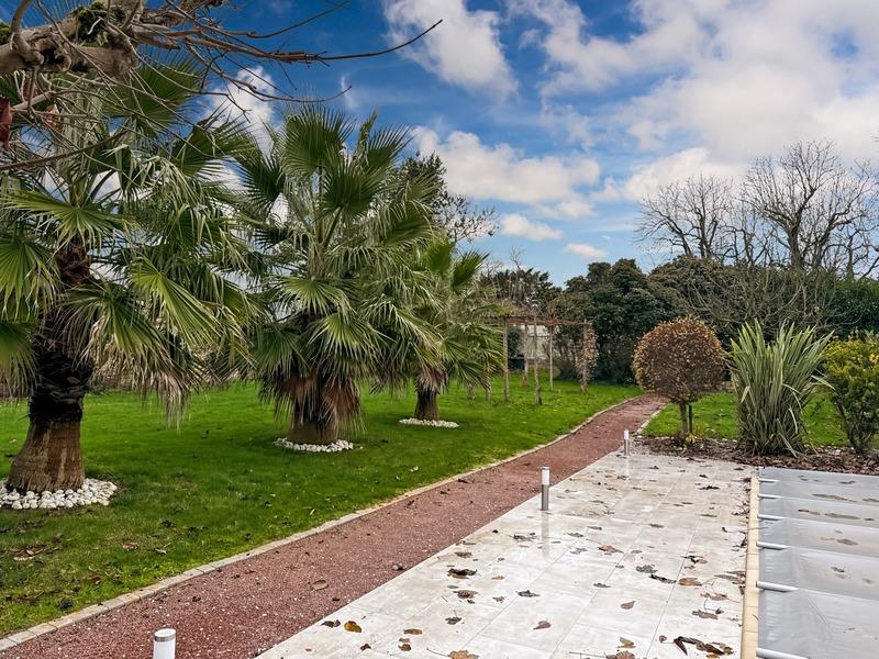 Propriété - 263 m² - 10 pièces