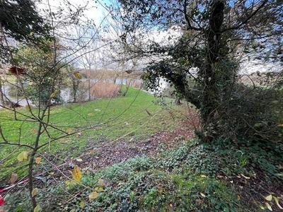 Terrain constructible - 1 200 m²