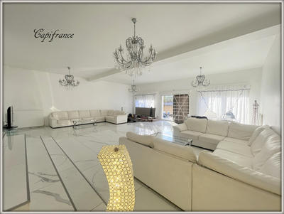 Maison - 305 m² - 8 pièces