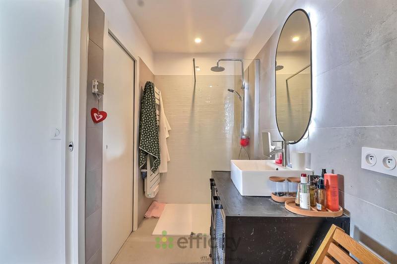 Maison - 250 m² - 9 pièces