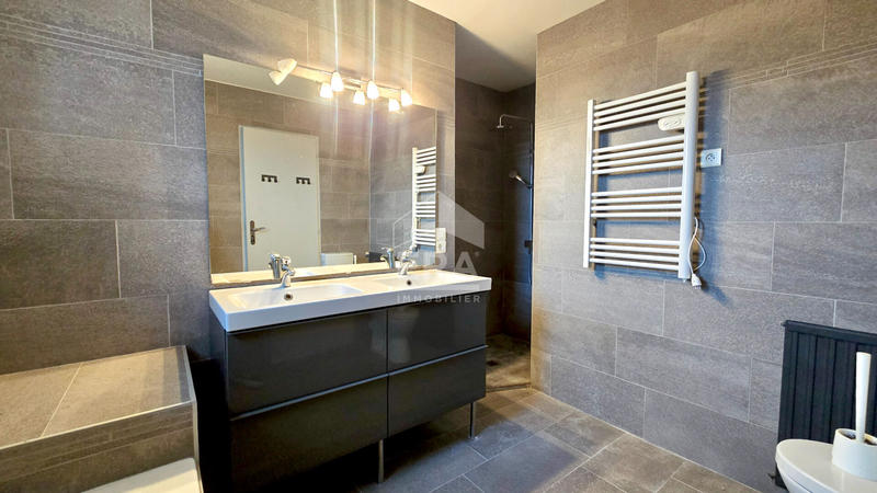 Maison - 414 m² - 9 pièces