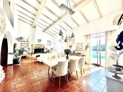 Maison - 200 m² - 7 pièces