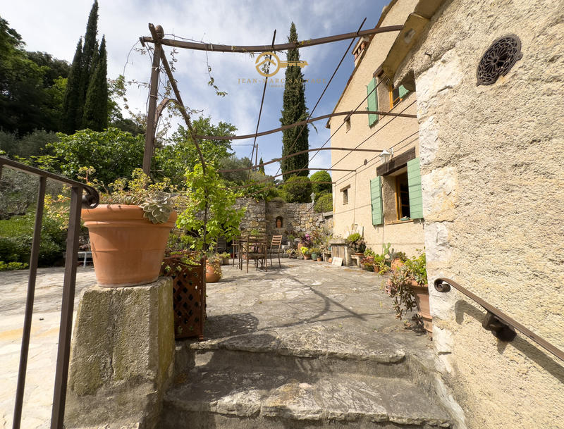 Propriété - 200 m² - 8 pièces