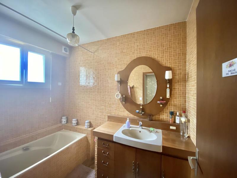 Maison - 300 m² - 13 pièces