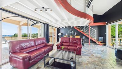 Propriété - 252 m² - 9 pièces