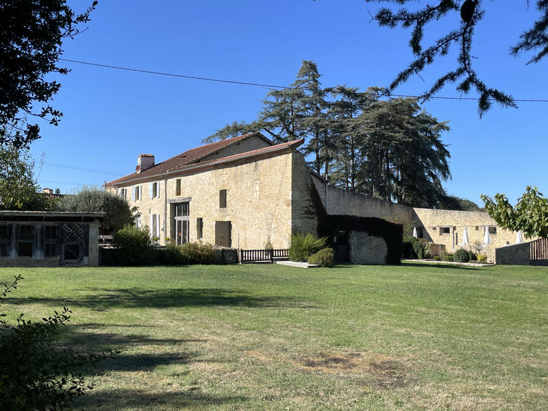 Maison - 417 m² - 8 pièces