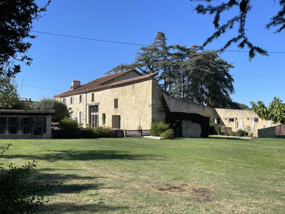 Maison - 417 m² - 8 pièces