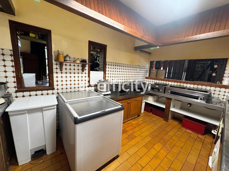 Bureau - 270 m² - 9 pièces