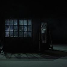 Kaddish, la Femme Chauve en Peignoir Rouge