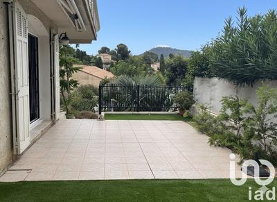 Maison - 250 m² - 8 pièces