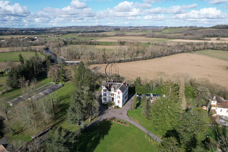 Propriété - 1 200 m² - 50 pièces