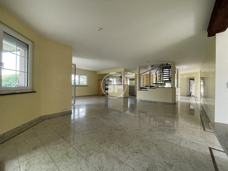 Maison - 356 m² - 8 pièces