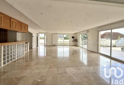 Maison - 414 m² - 8 pièces