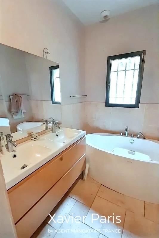 Maison - 228 m² - 7 pièces