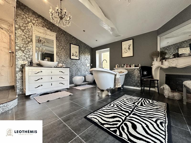 Maison - 362 m² - 14 pièces