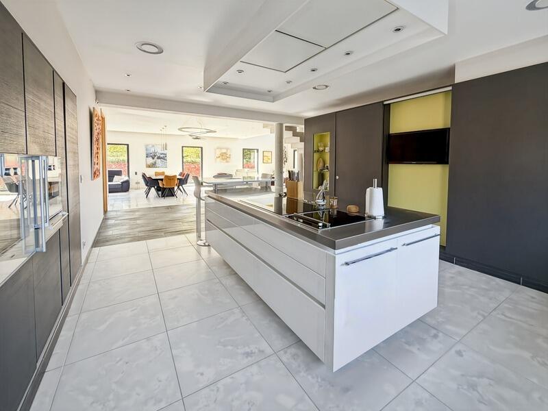 Maison - 338 m² - 7 pièces