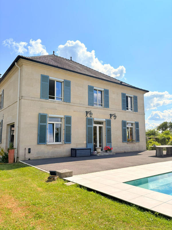 Demeure - 350 m² - 9 pièces