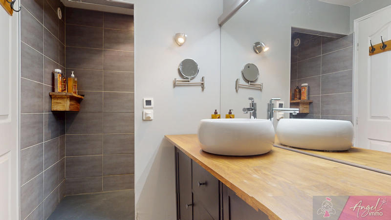 Maison - 242 m² - 9 pièces