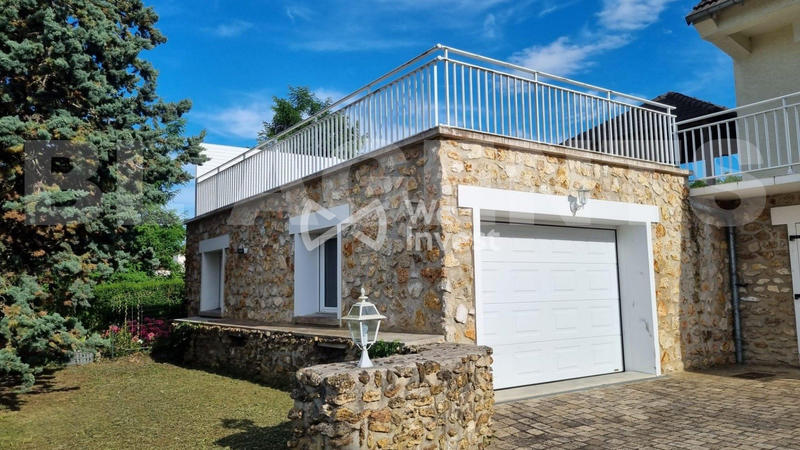 Maison - 295 m² - 9 pièces