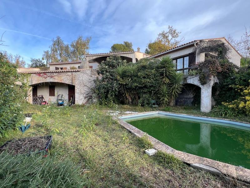 Maison - 300 m² - 6 pièces