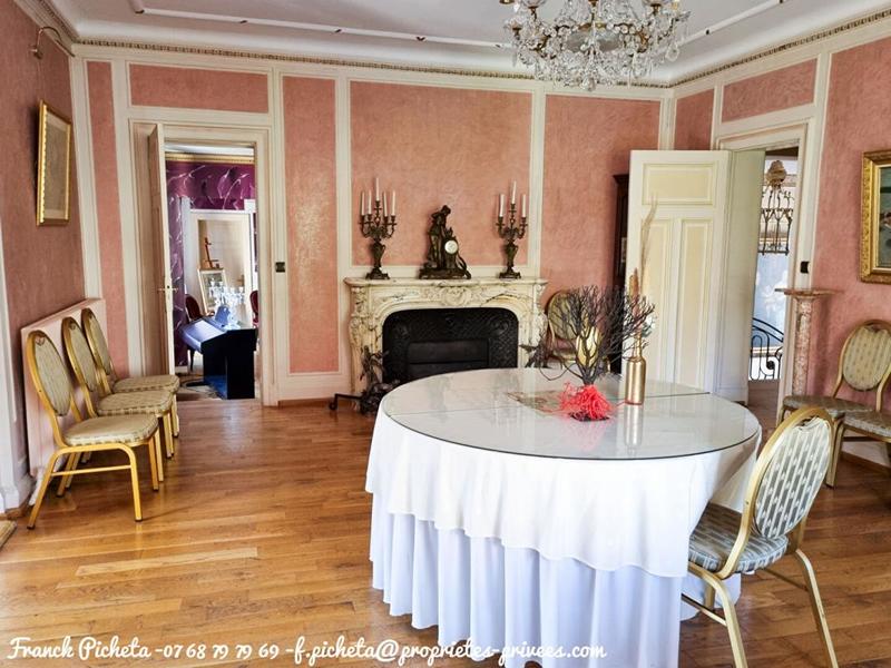 Demeure - 1 000 m² - 17 pièces