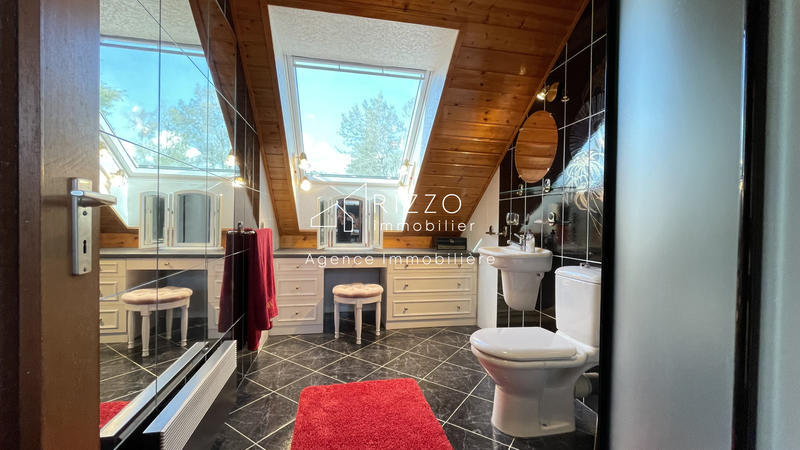 Maison - 246 m² - 9 pièces