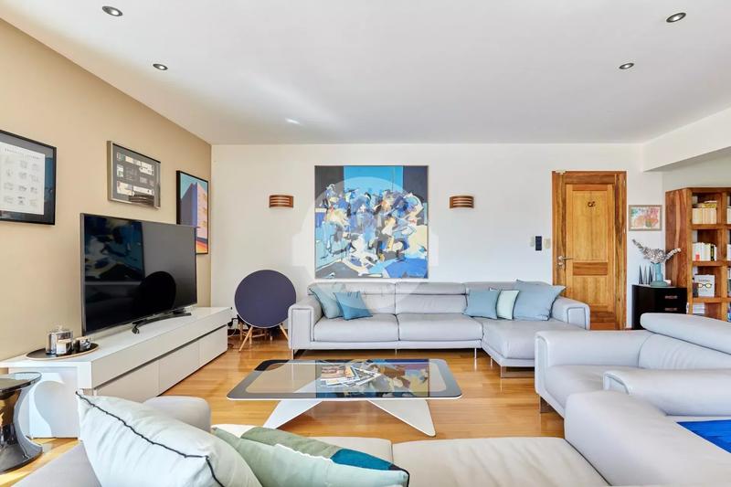 Maison - 350 m² - 6 pièces