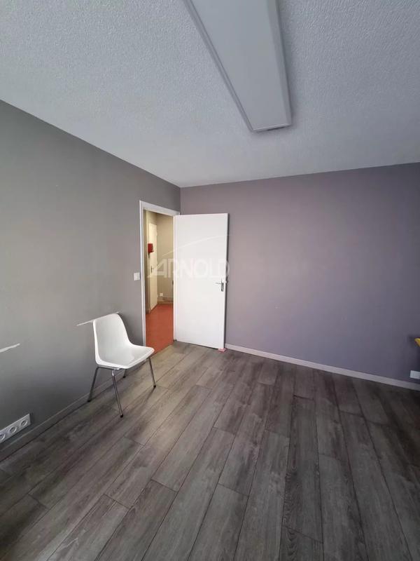 Local commercial - 107 m² - 6 pièces