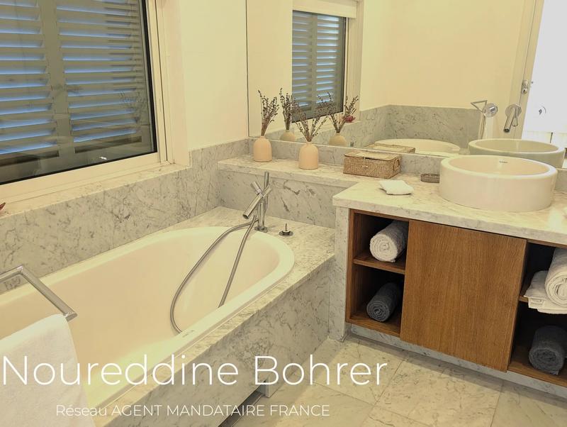 Maison - 251 m² - 7 pièces