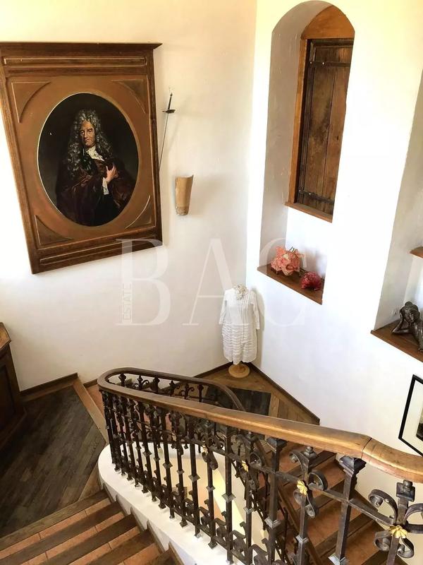 Propriété - 1 400 m² - 20 pièces