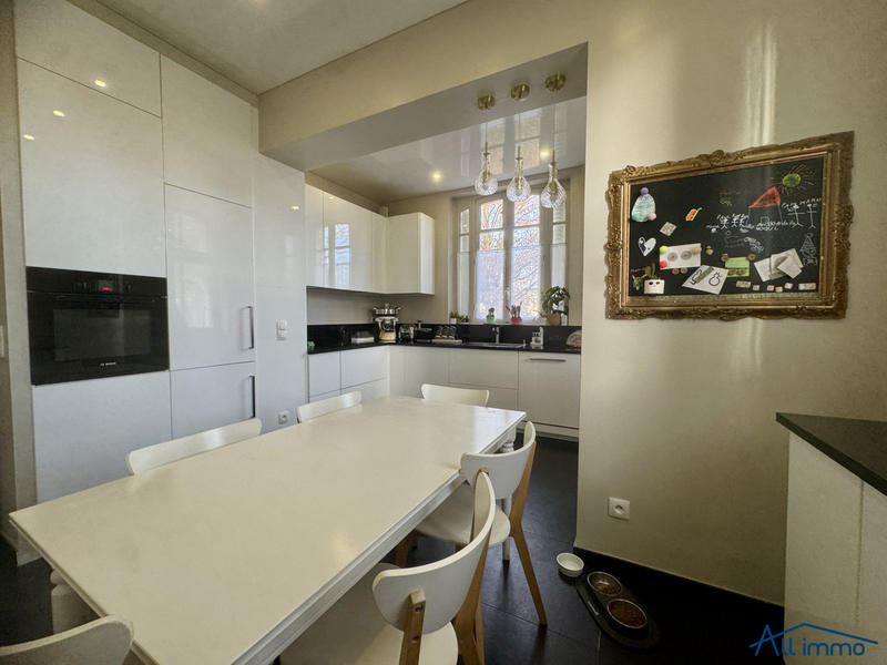 Maison - 280 m² - 7 pièces