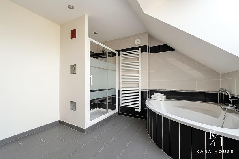 Maison - 222 m² - 8 pièces