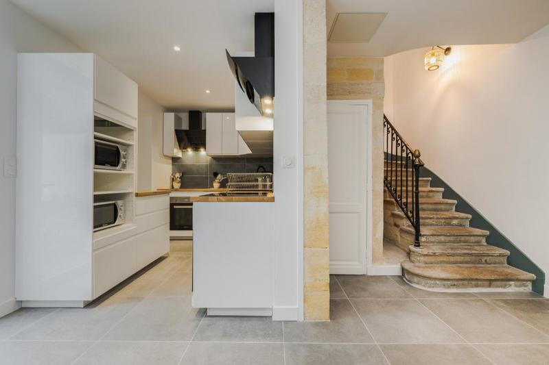 Maison - 241 m² - 12 pièces