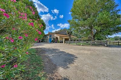 Mas - 550 m² - 16 pièces