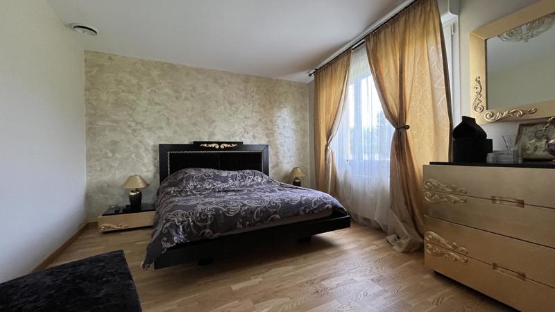 Maison - 330 m² - 10 pièces