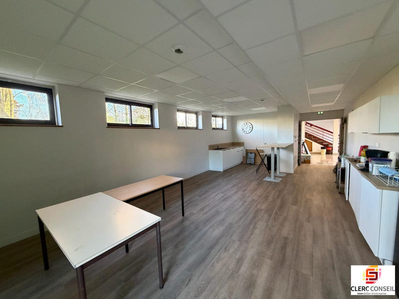 Bureau - 1 054 m²