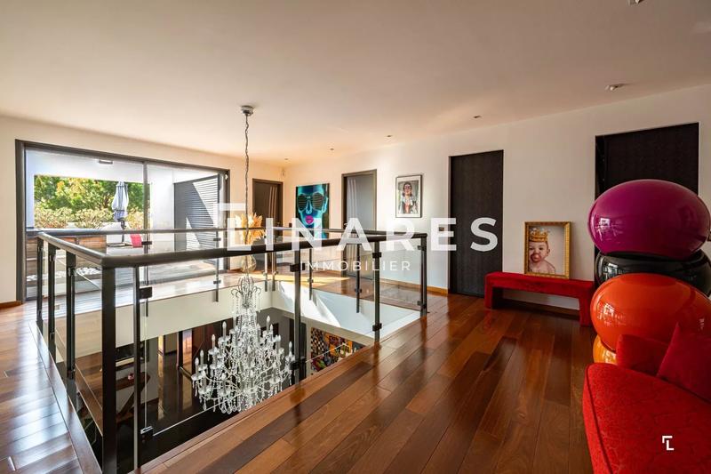 Villa - 252 m² - 6 pièces