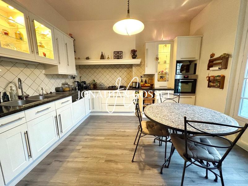 Maison - 247 m² - 10 pièces