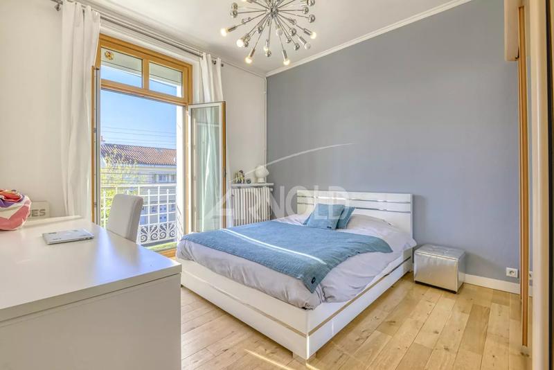 Maison - 217 m² - 8 pièces