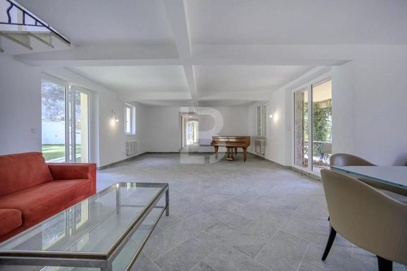 Mas - 300 m² - 7 pièces