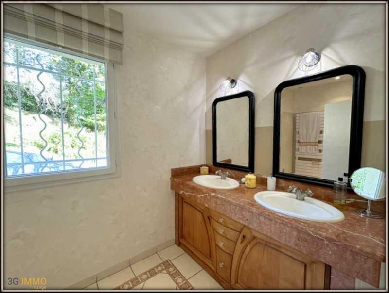 Maison - 230 m² - 6 pièces