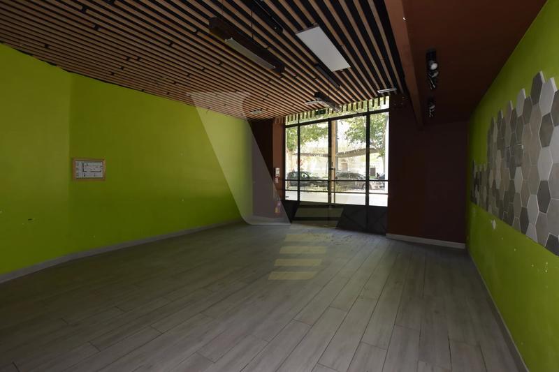Local commercial - 90 m² - 4 pièces