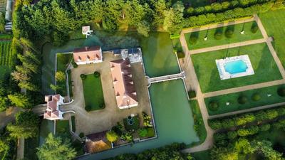 Château - 1 242 m² - 20 pièces