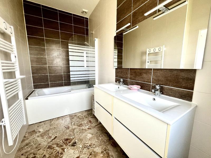 Maison - 210 m² - 8 pièces