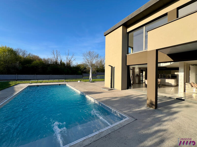 Villa - 235 m² - 9 pièces