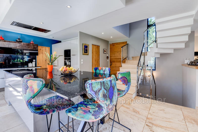 Propriété - 250 m² - 7 pièces