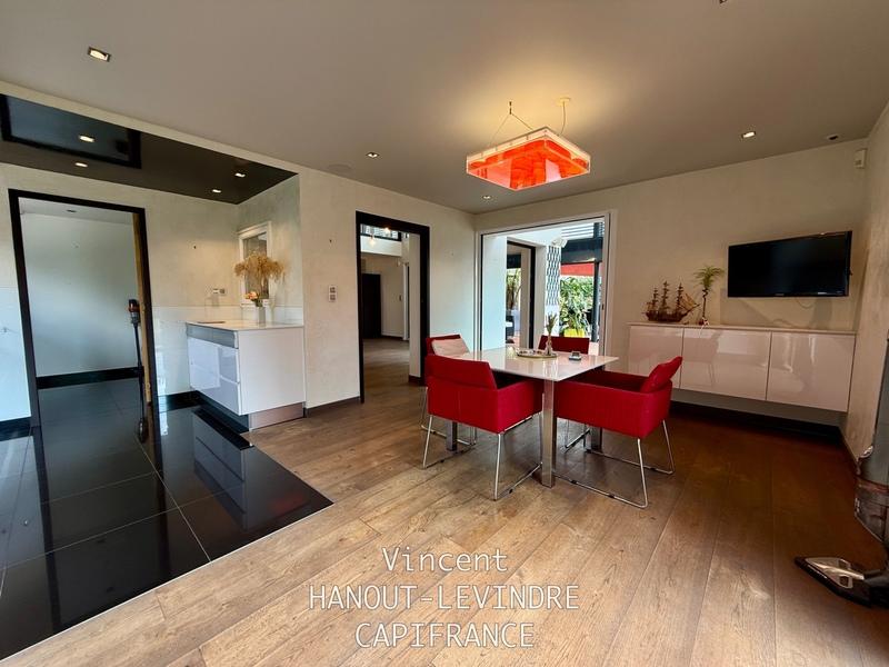 Maison - 245 m² - 9 pièces