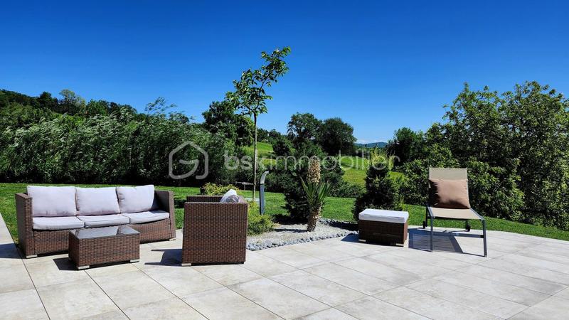 Maison - 202 m² - 7 pièces