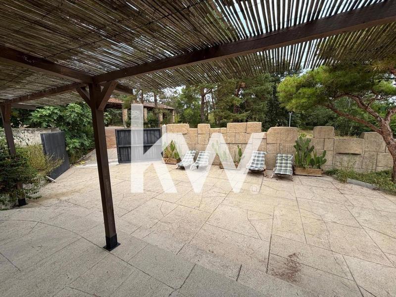 Maison - 2 400 m² - 15 pièces