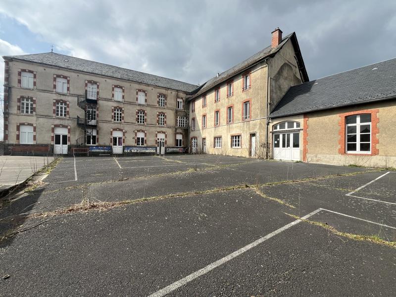 Maison - 1 100 m² - 30 pièces